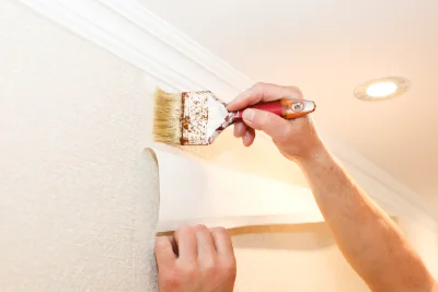 Pose de papier peint à la Motte-Fouquet — revêtements muraux et toiles de verre